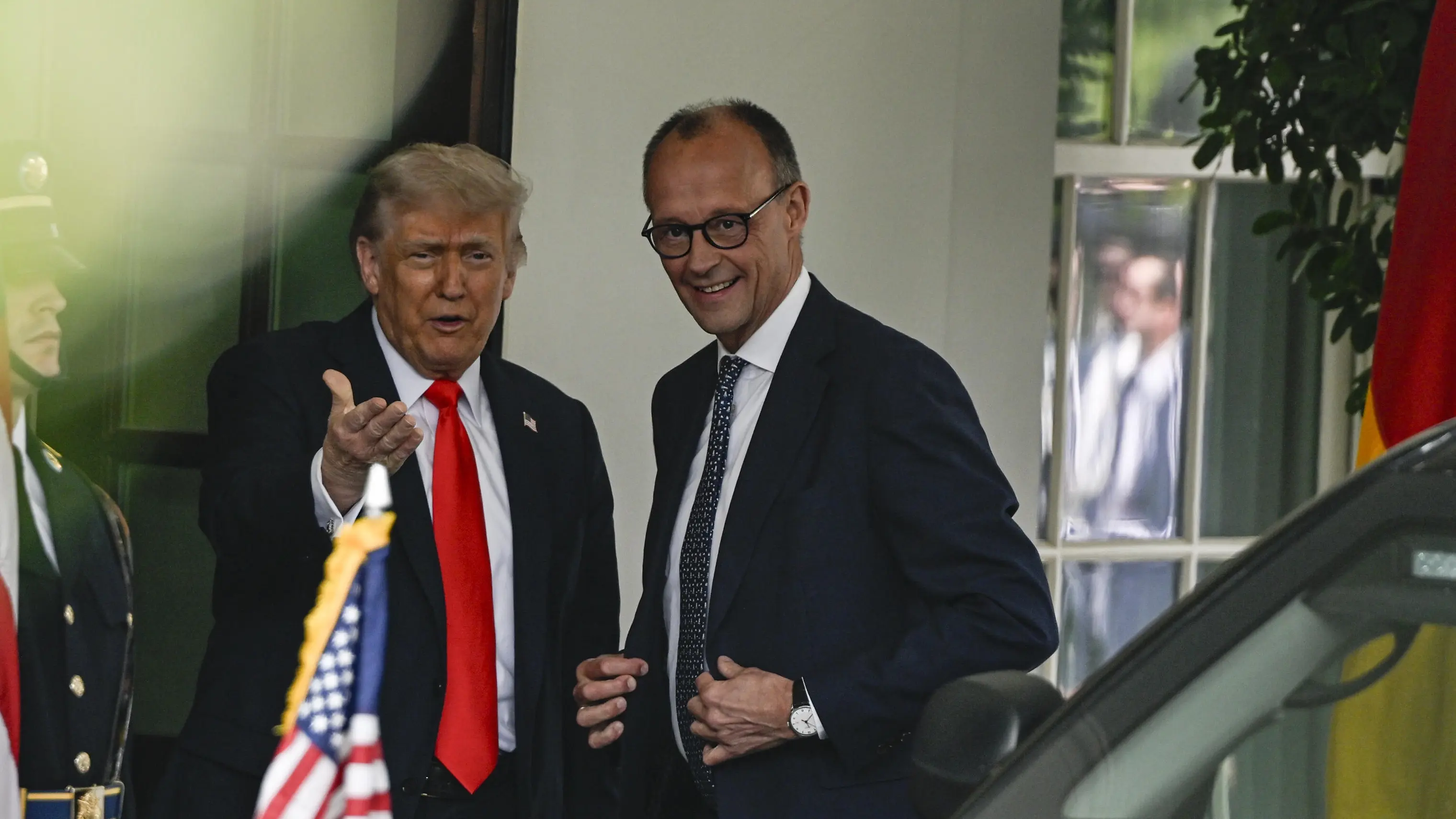 Donald Trump und Friedrich Merz Donald Trump und Friedrich Merz schauen in die Kamera