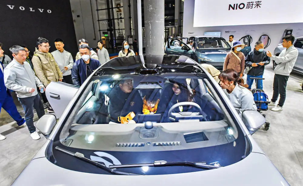 Elektroauto Besucher stehen um ein E-Auto herum