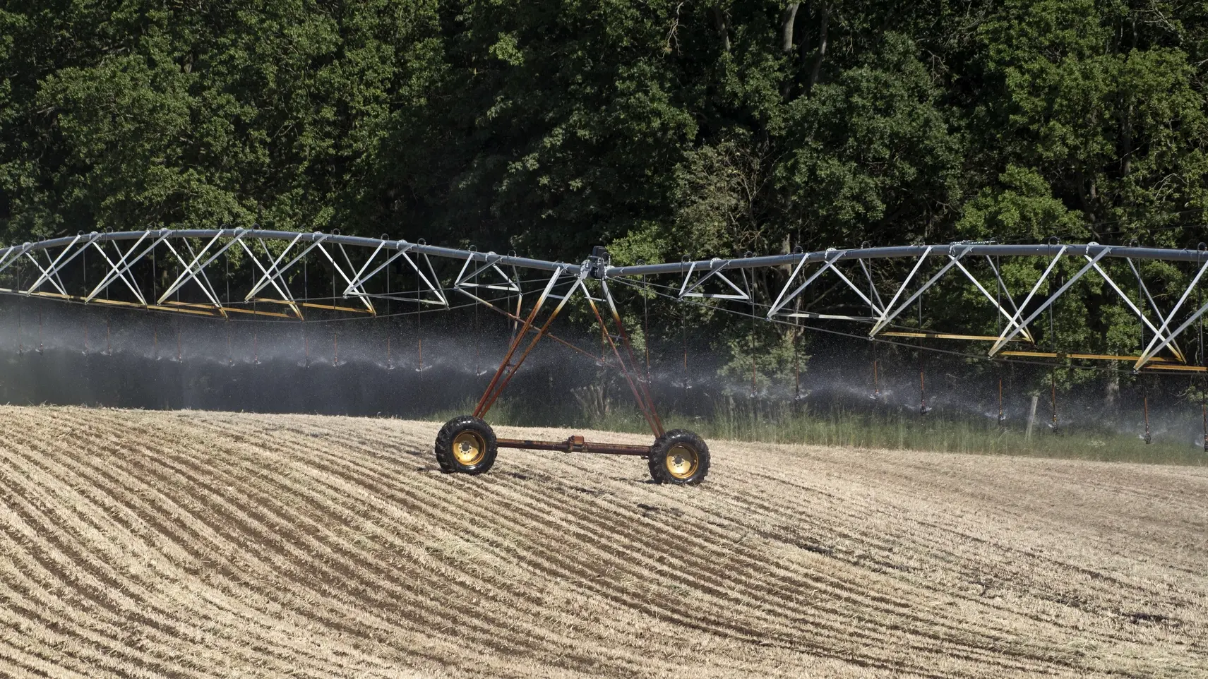 Beregnungsanlage Eine mobile Beregnungsanlage bewässert ein Feld