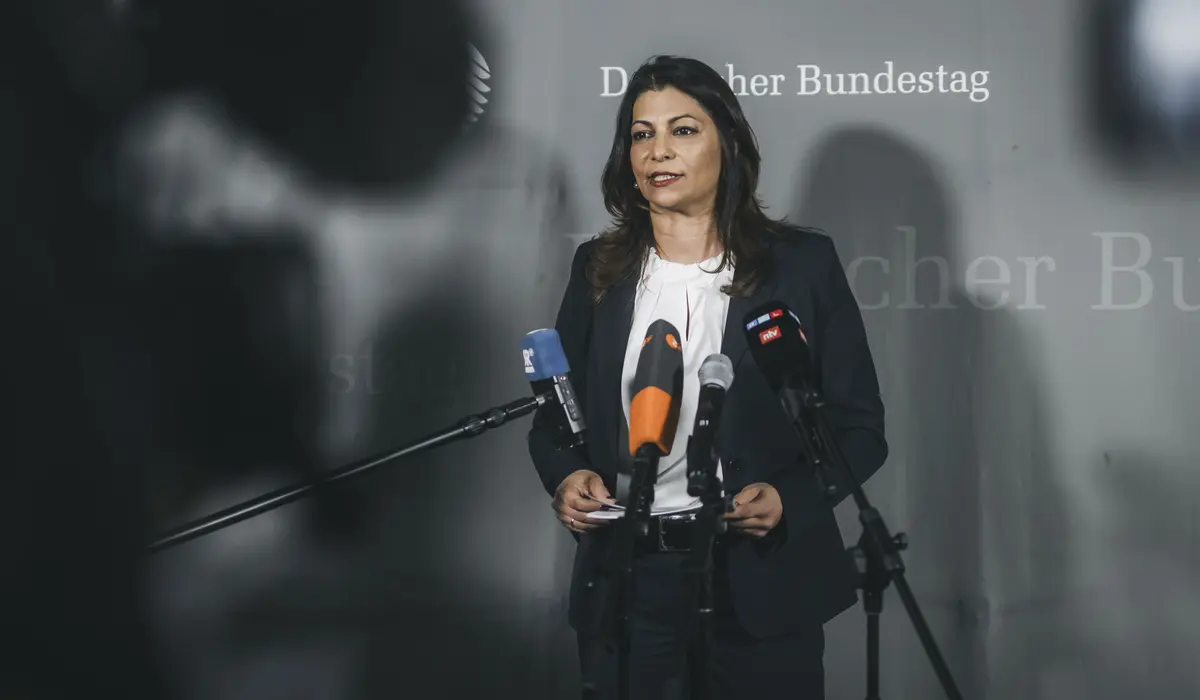 Derya Türk-Nachbaur mit Mikrofon