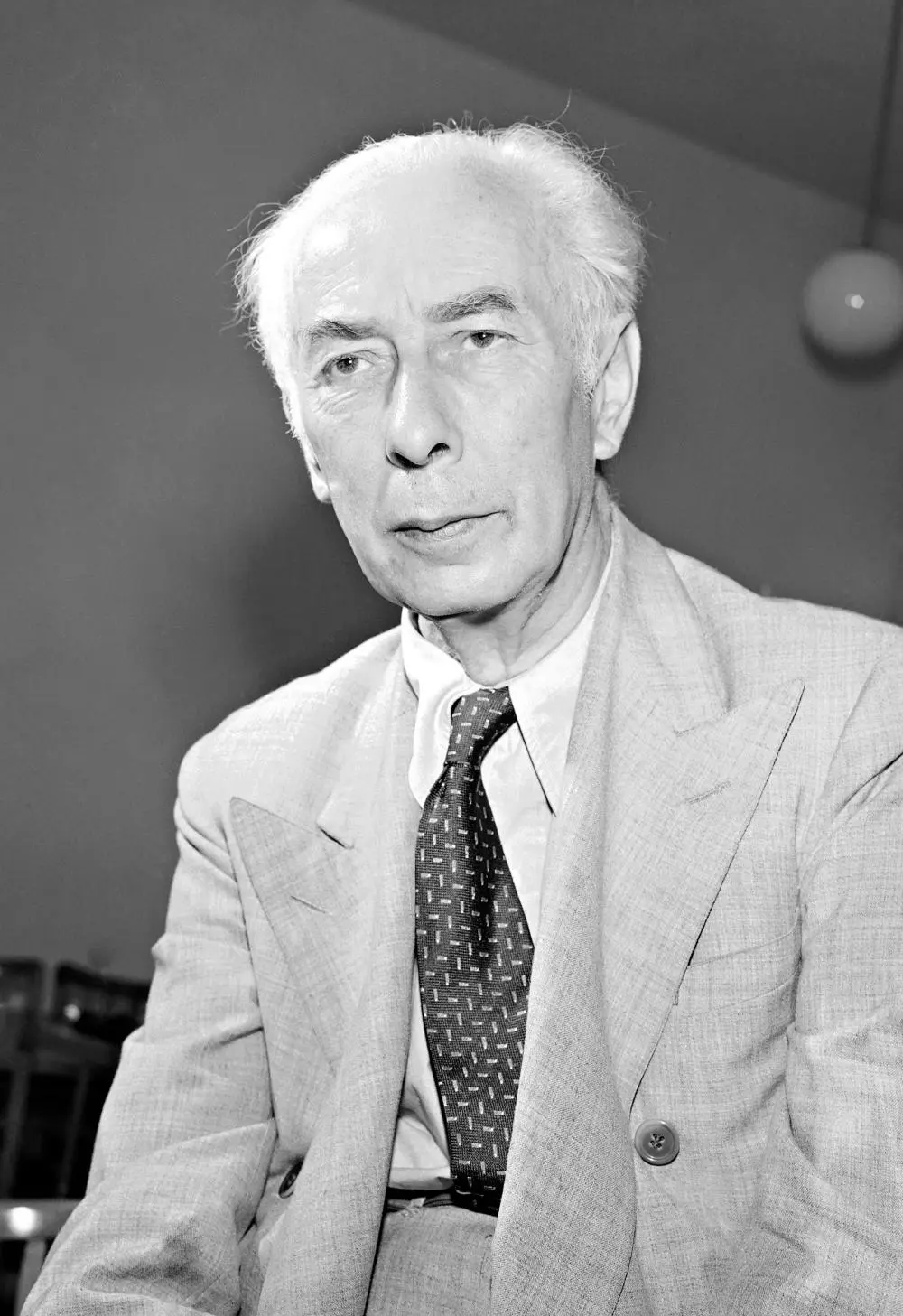 Porträt von Theodor Heuss im Anzug mit Krawatte