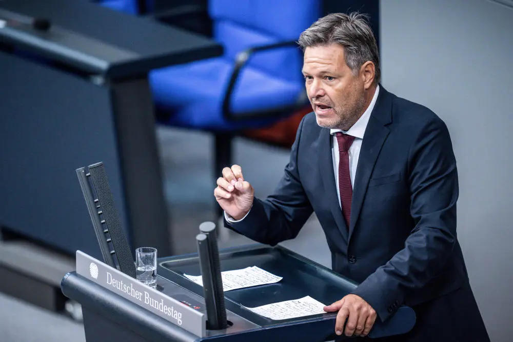 Robert Habeck am Rednerpult im Bundestag, gestikuliert während seiner Rede.