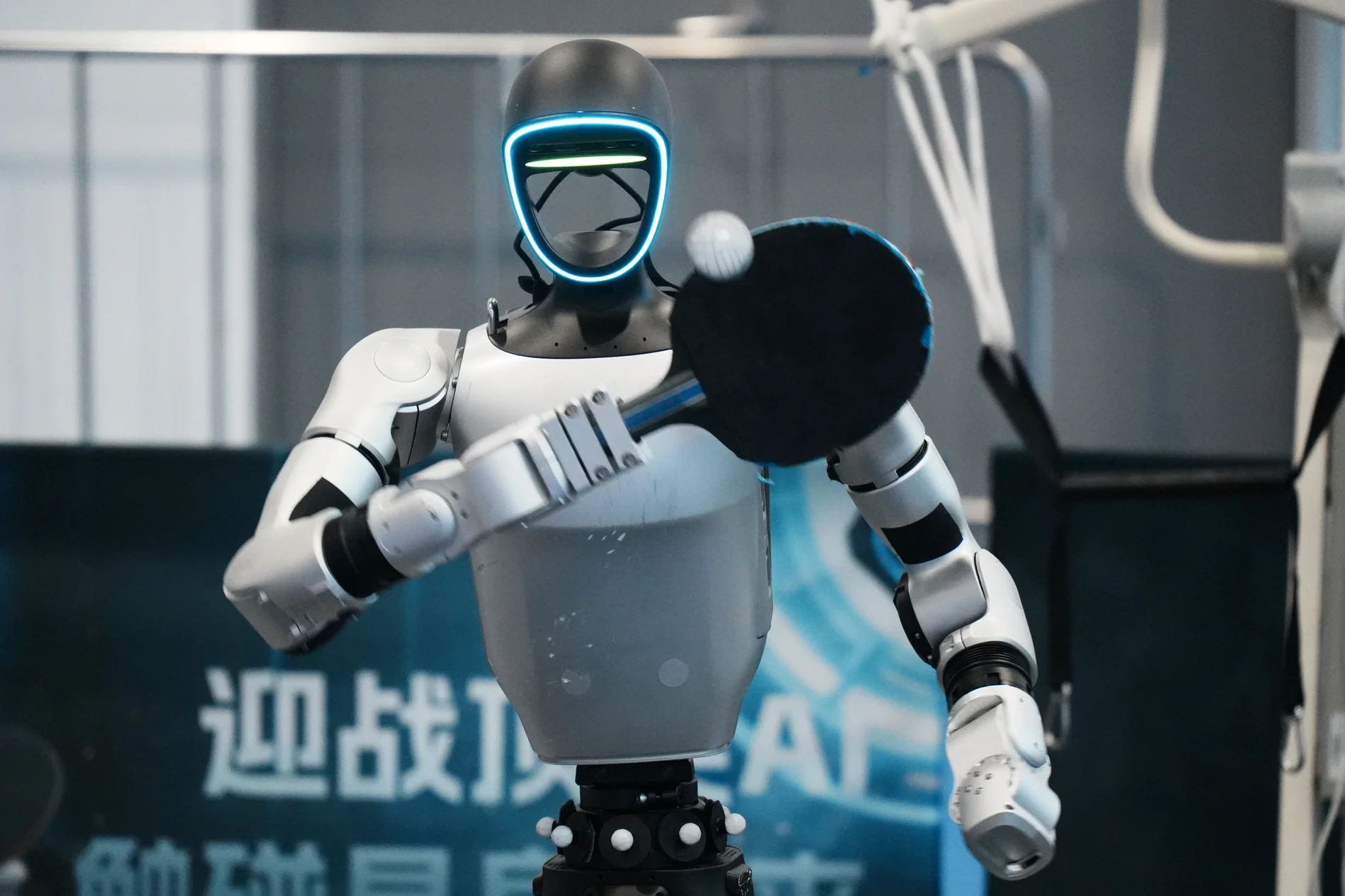 Humanoider Roboter mit Tischtenniskelle