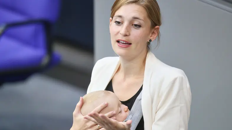 Hanna Steinmüller mit Baby am Rednerpult