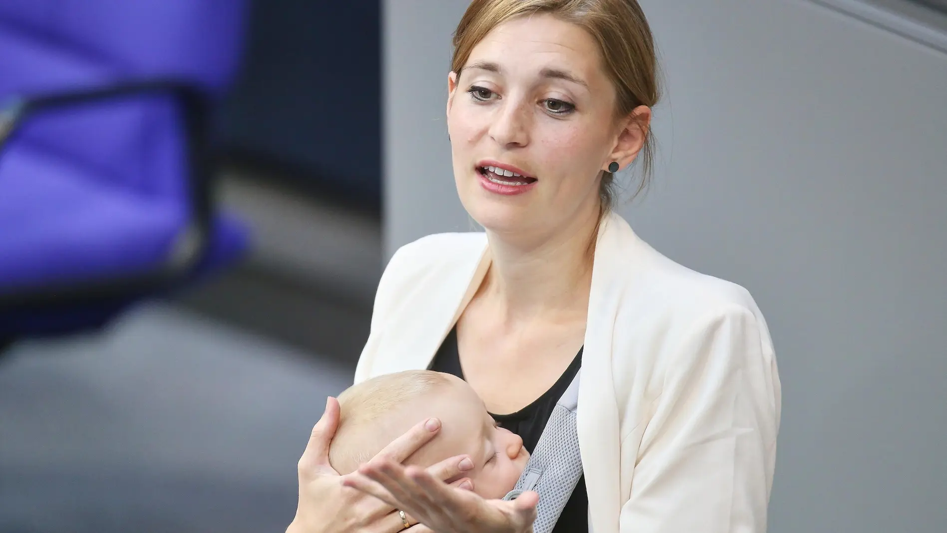 Hanna Steinmüller mit Baby am Rednerpult