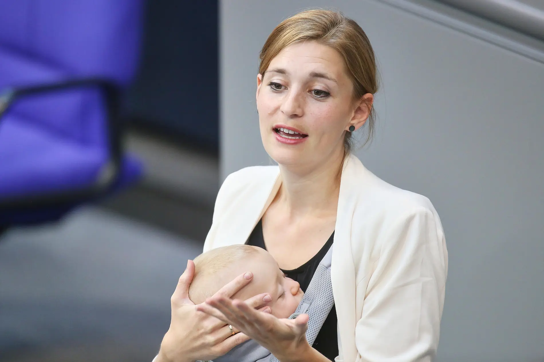 Hanna Steinmüller mit ihre Sohn Hanna Steinmüller mit Baby am Rednerpult