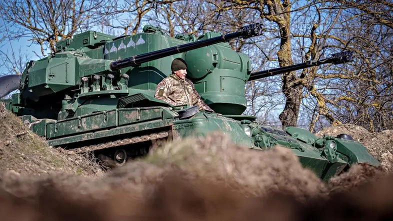 Ein Gepard Flugabwehrkanonenpanzer in seiner Stellung östlich von Odessa.