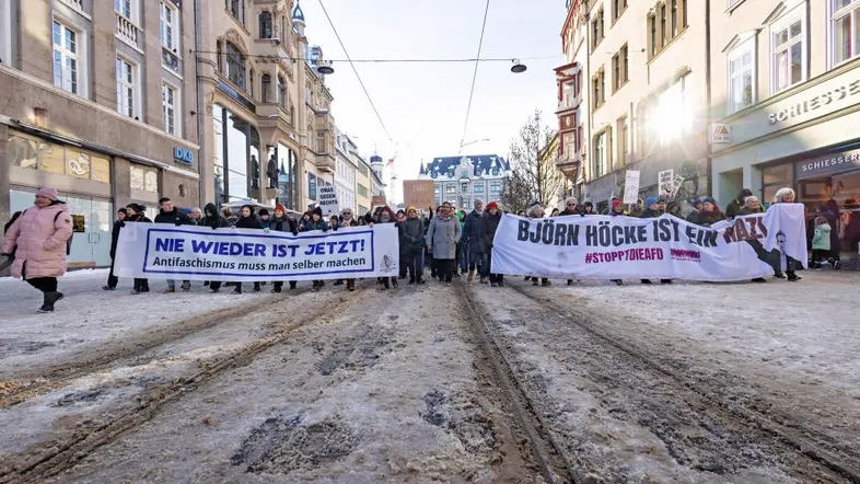 Anti AfD-Demonstranten laufen durch eine Erfurter Straße