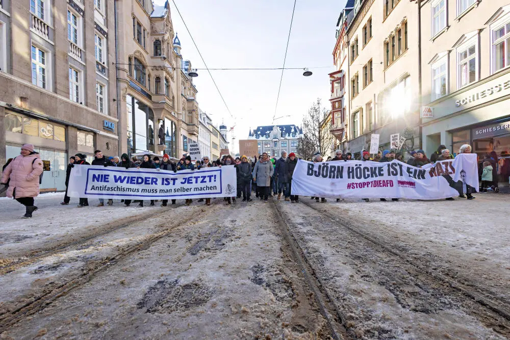 Anti AfD-Demonstranten laufen durch eine Erfurter Straße