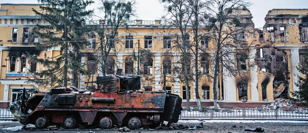 Eine zerstörte Häuserfront und ein Panzer nach einem Luftangriff in Charkiw, Ukraine.