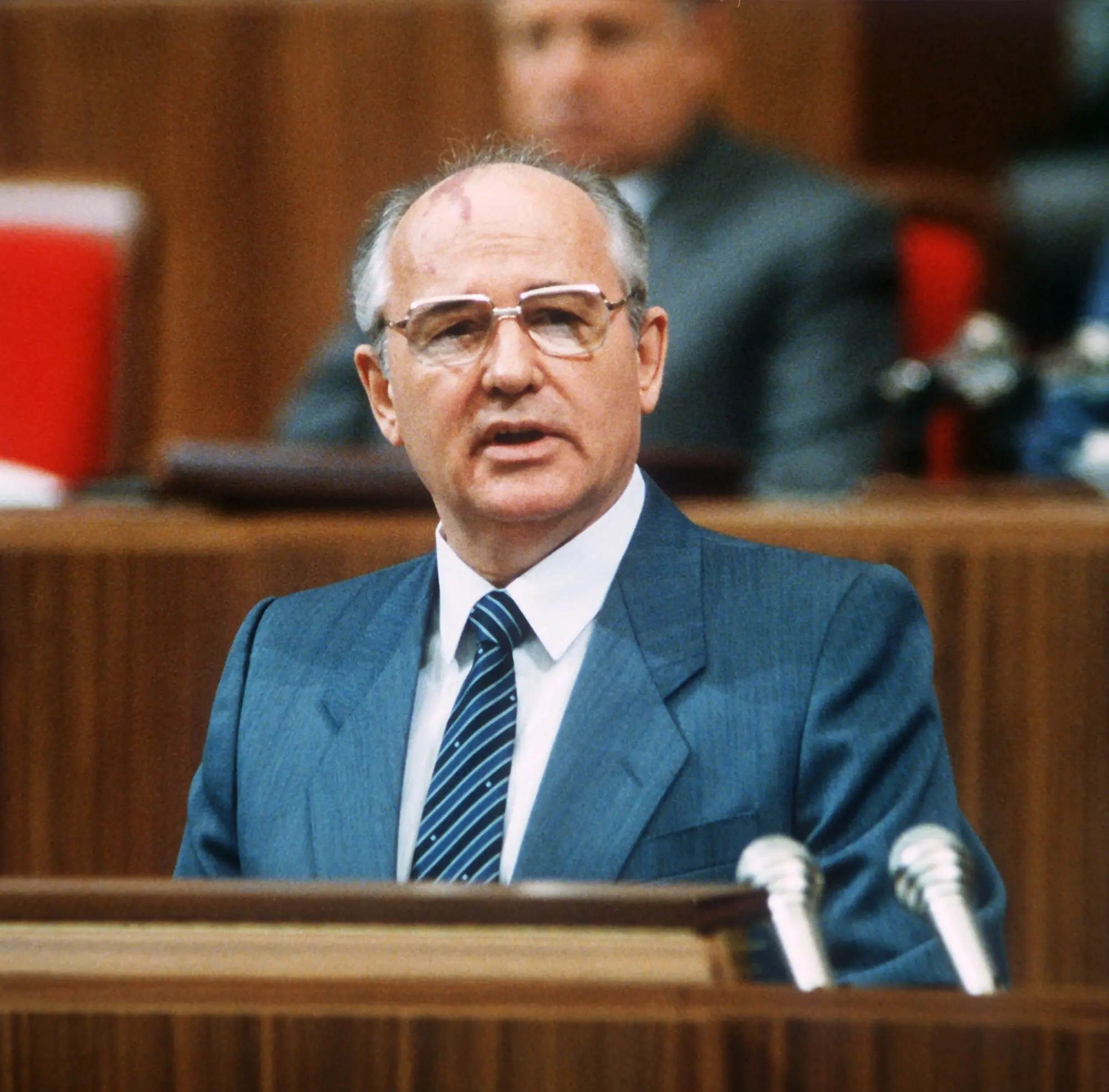 Michail Gorbatschow bei der Eröffnung der vom 28. Juni - 1. Juli 1988 tagenden Parteikonferenz der Kommunistischen Partei in Moskau.