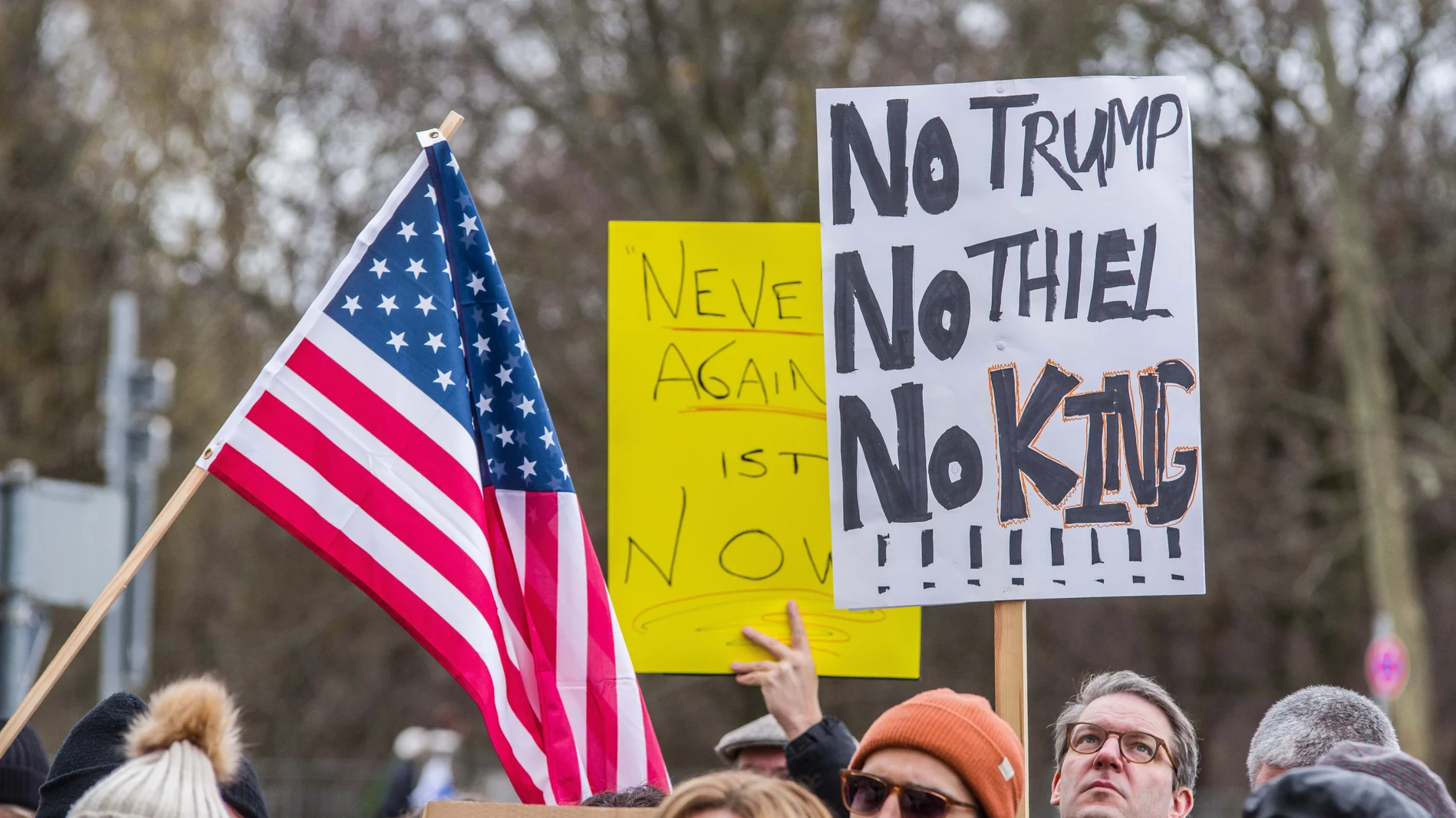 Demonstrationen mit dem Schild "No Trump, No Thiel, No King"