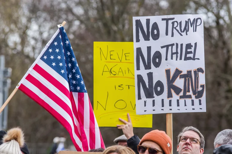 Demonstrationen mit dem Schild "No Trump, No Thiel, No King"