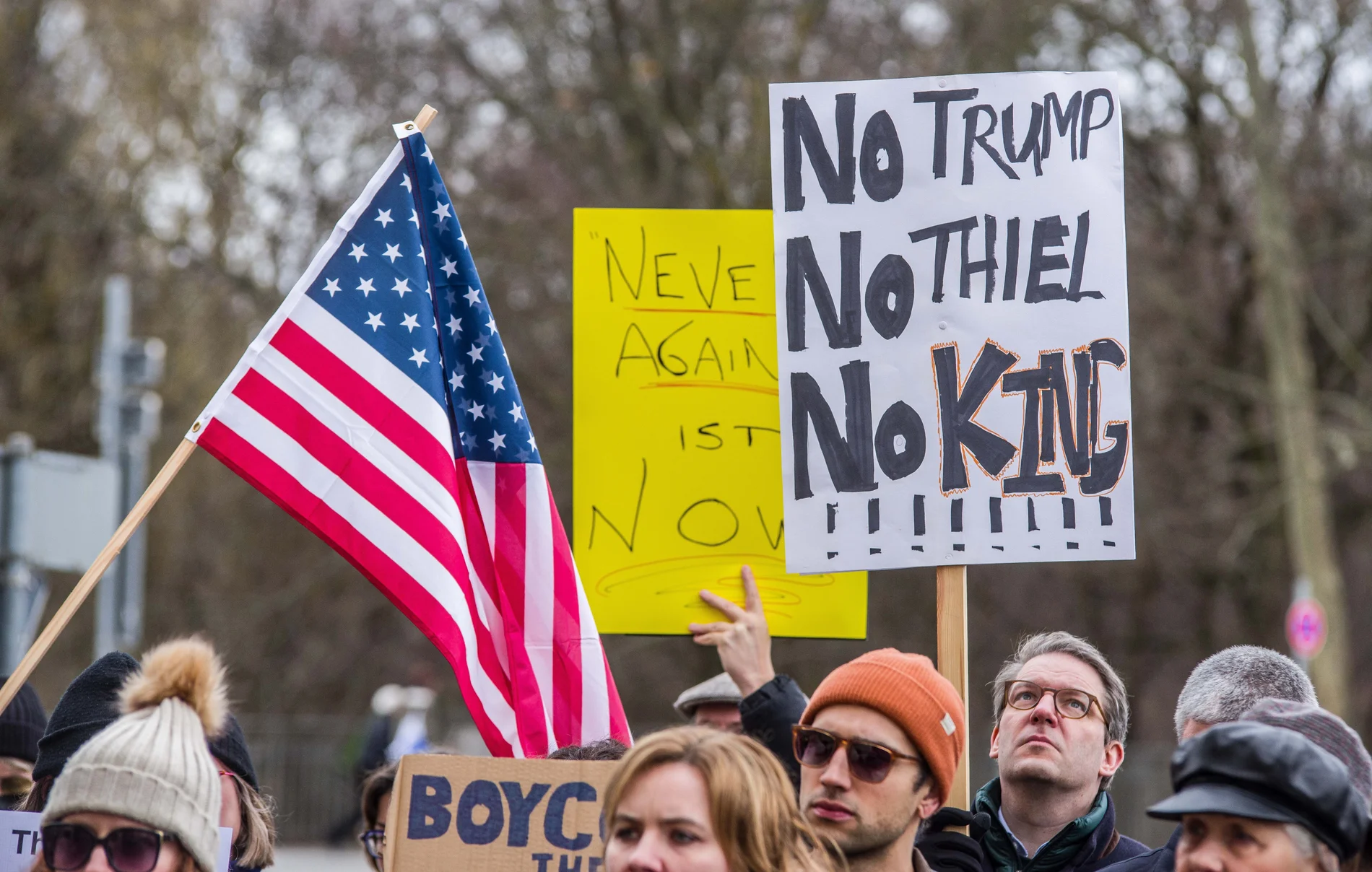 Demonstrationen mit dem Schild "No Trump, No Thiel, No King"