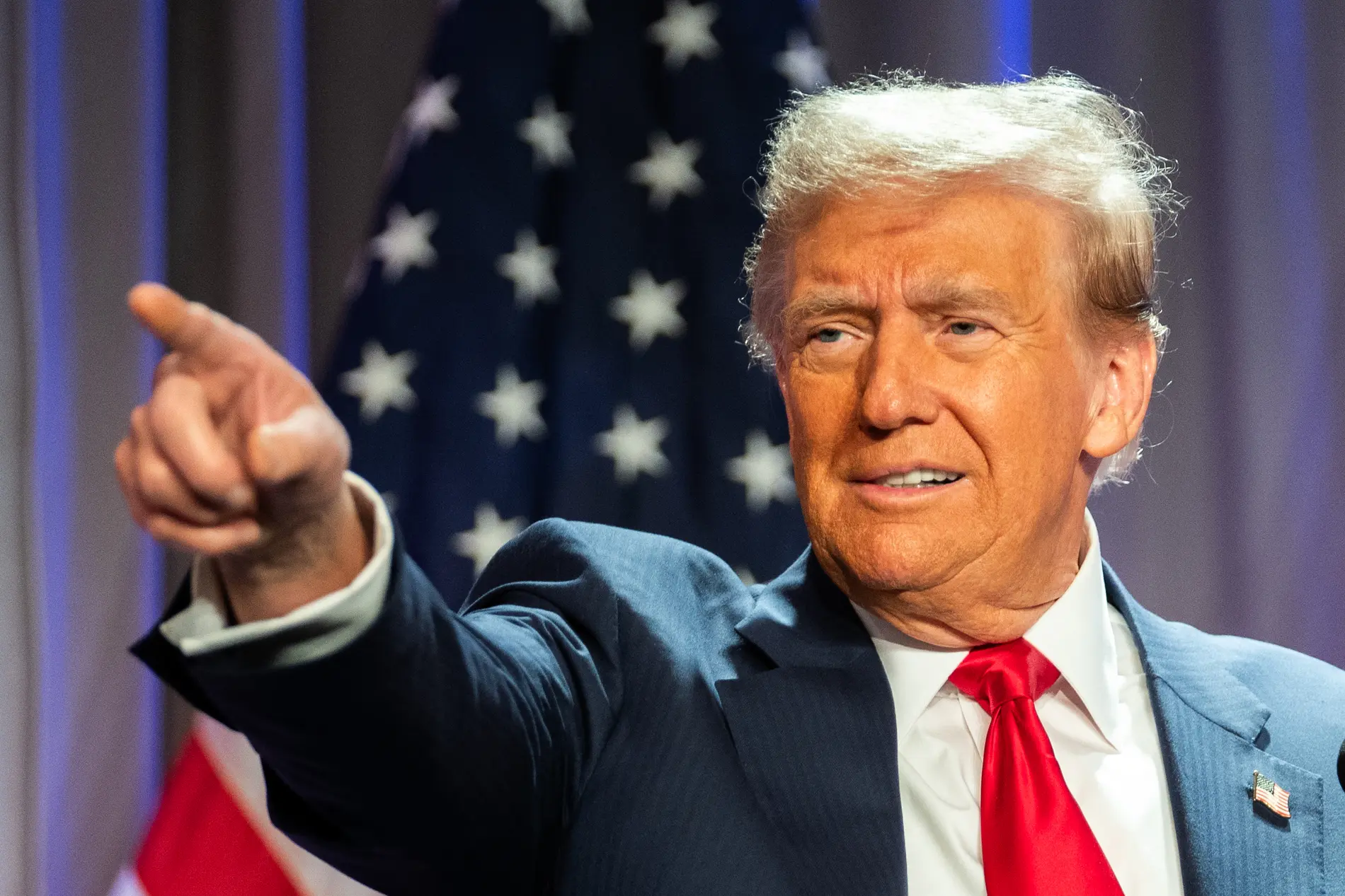 Donald Trump Donald Trump zeigt mit dem Finger nach links