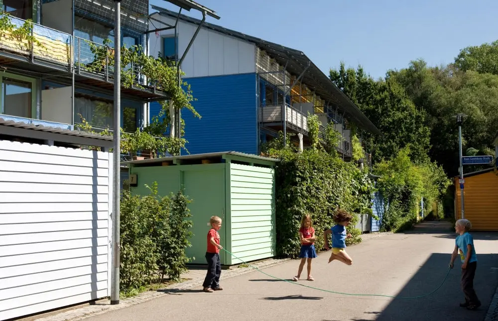Quartier Vauban Kinder spielen auf der Straße im Quartier Vauban