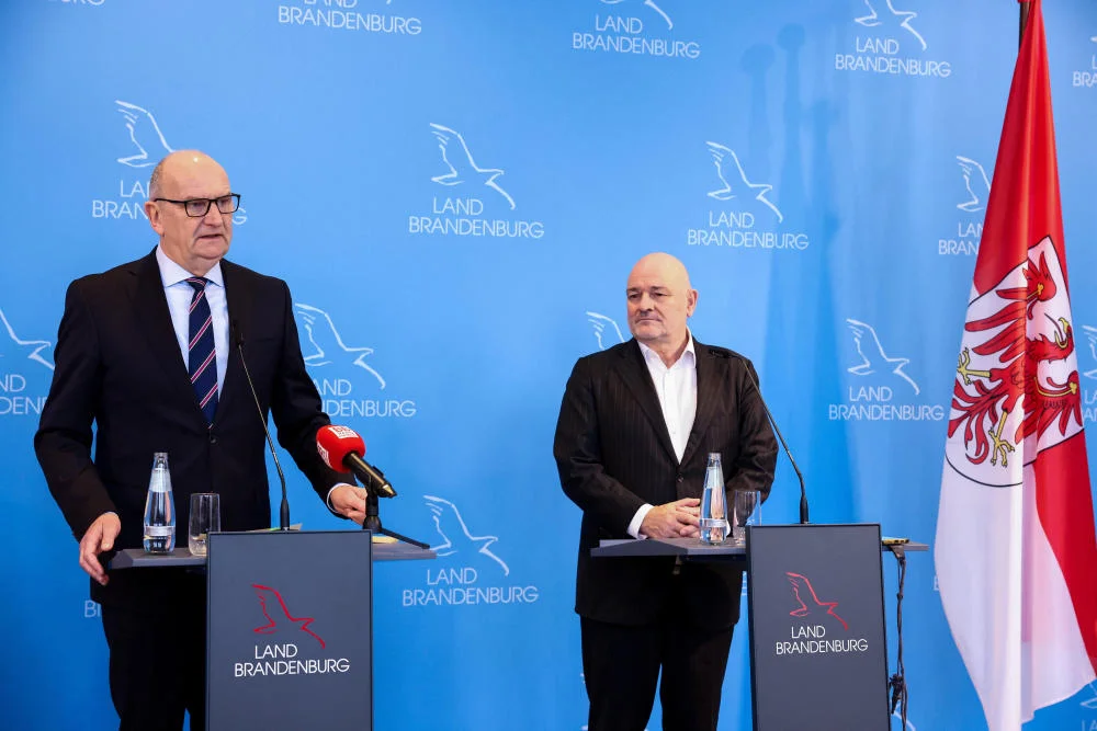 Dietmar Woidke und Robert Crumbach bei einer Pressekonferenz