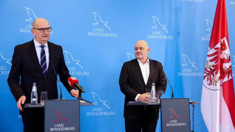 Dietmar Woidke und Robert Crumbach bei einer Pressekonferenz