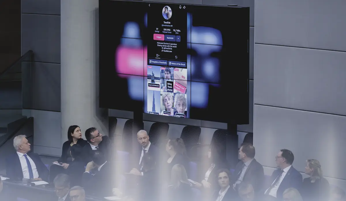 Blick auf eine der Medienwände im Plenarsaal mit audiovisuellen Elementen im Rahmen der Rede von Bundestagspräsidentin Julia Klöckner.