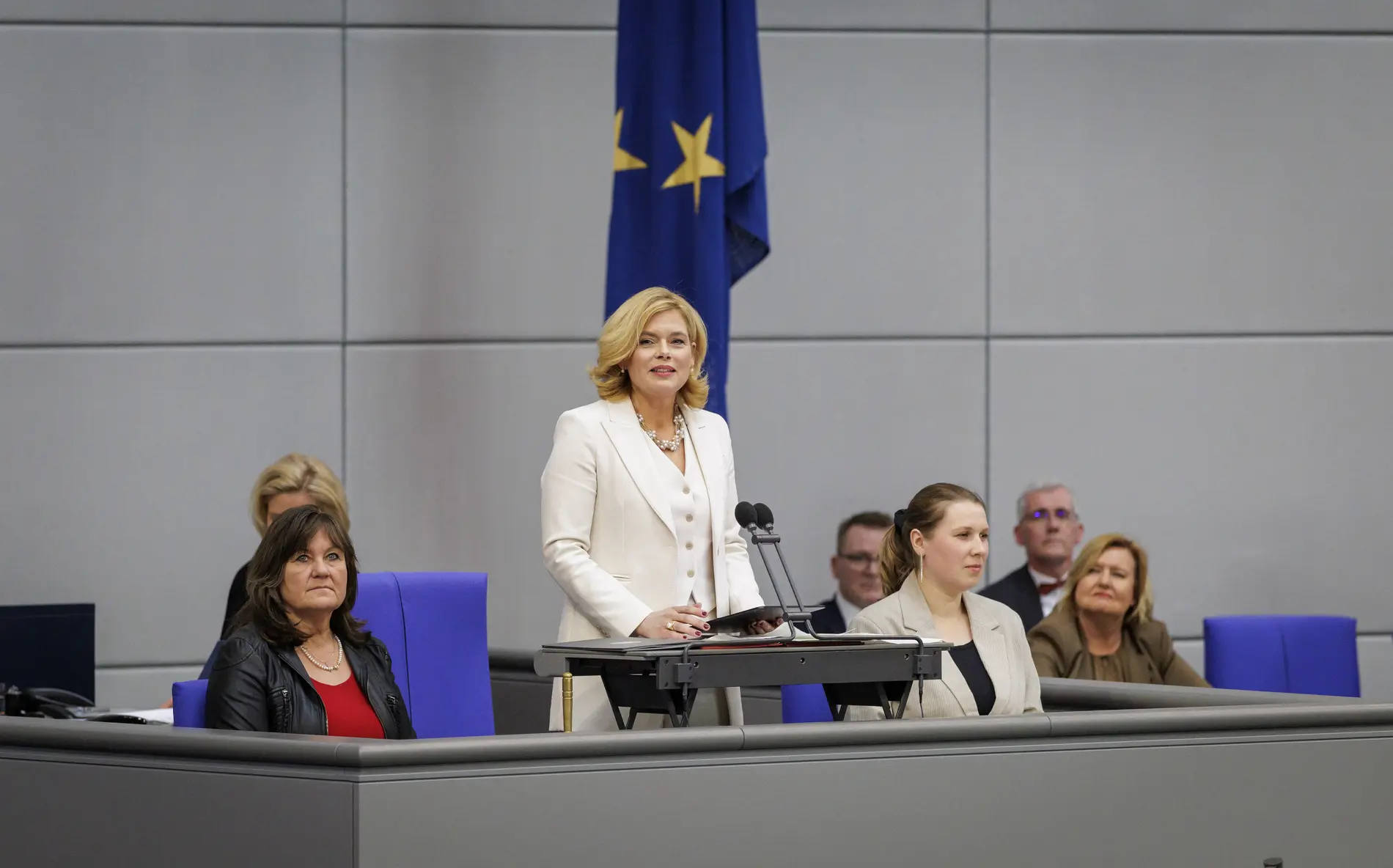 Julia Klöckner hält eine Rede vom Präsidium aus