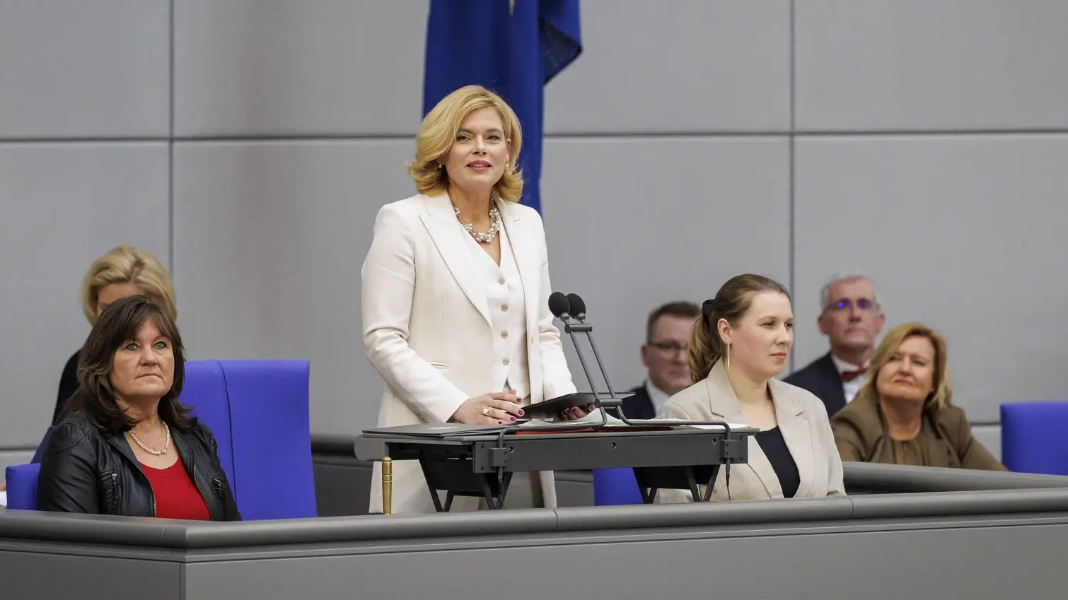 Julia Klöckner hält eine Rede vom Präsidium aus