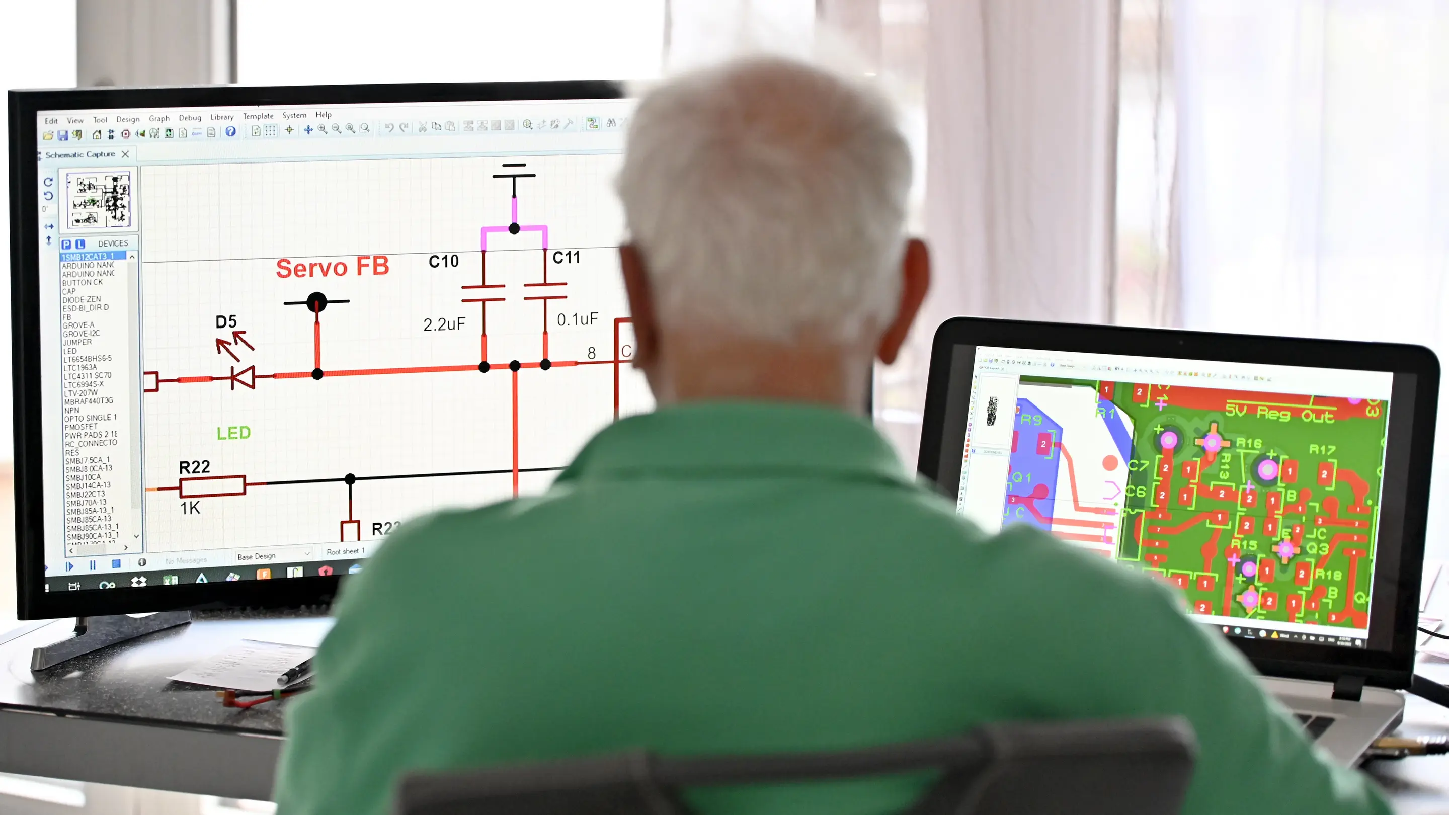 Unbegrenztes Arbeiten und Verdienen Ein Senior arbeitet in seiner Elektronik-Werkstatt im Home-Office.