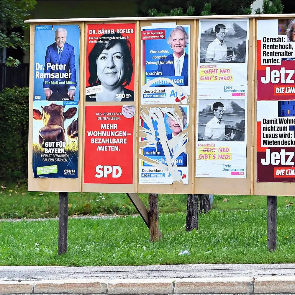 Ein Aufsteller mit Wahlplakaten