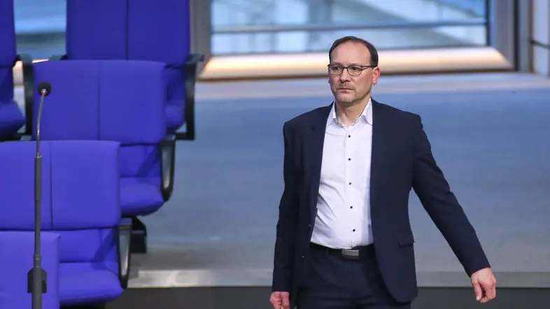 Karsten Klein auf der Treppe im Plenarsaal vom Deutschen Bundestag.