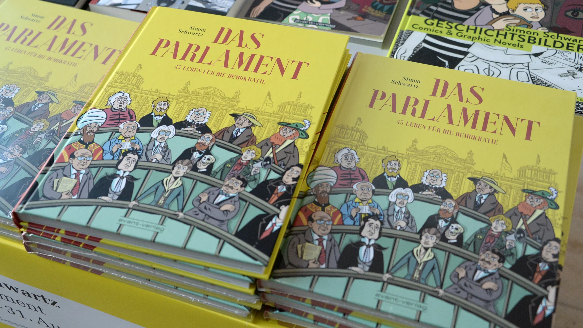 Stapel von Büchern mit dem Titel "Das Parlament. 45 Leben für die Demokratie"