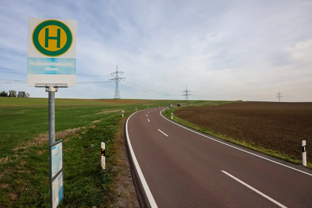 Bushaltestelle an einer Landstraße