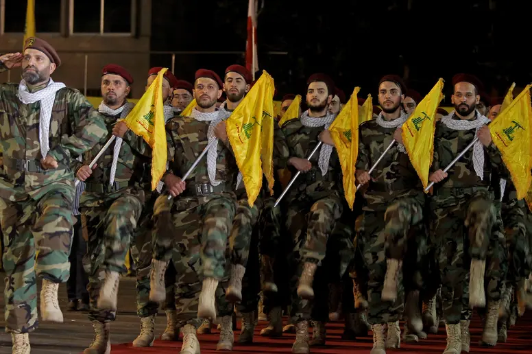 Pro-iranische Kämpfer der Hisbollah nehmen an einer Parade des jährlichen Al-Kuds-Tag teil.
