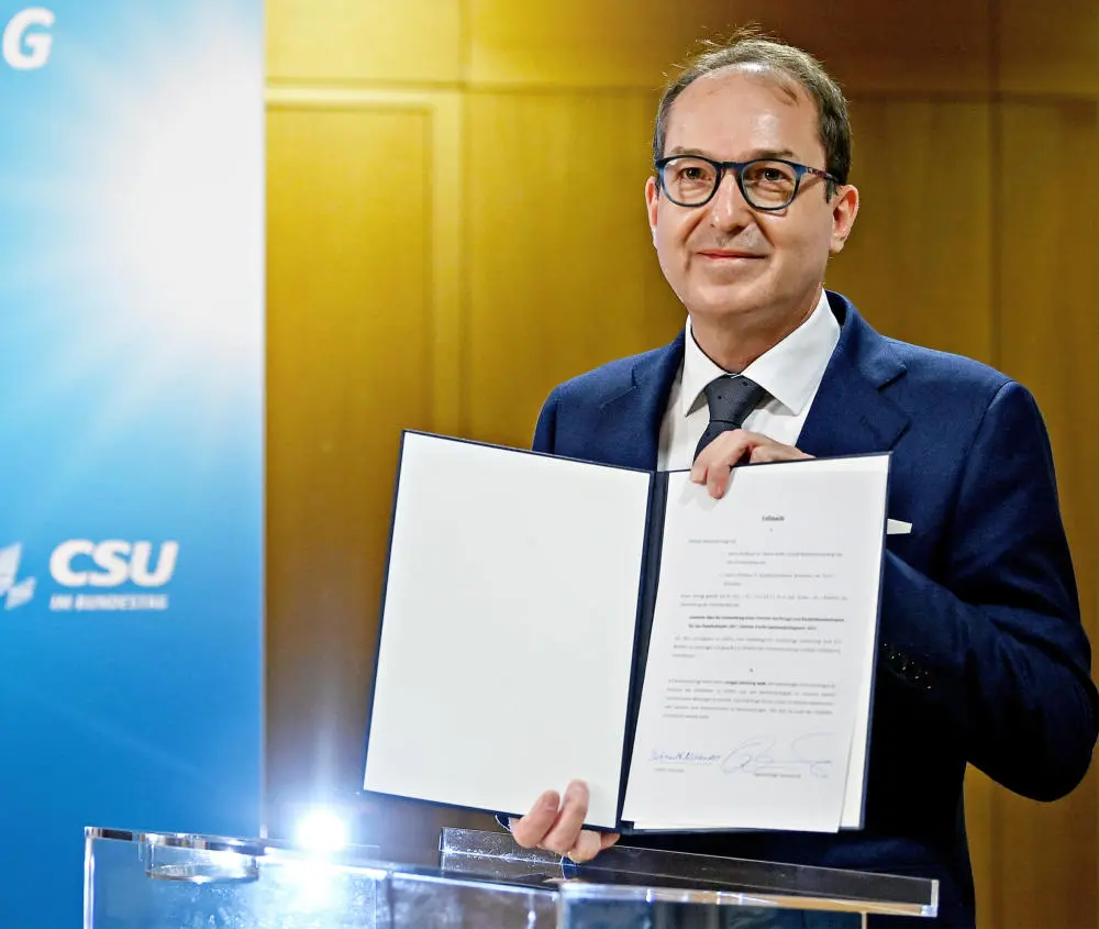Das Bild zeigt CSU-Landesgruppenchef Alexander Dobrindt, der die unterzeichnete Vollmacht zur Einreichung der Verfassungsklage zeigt.