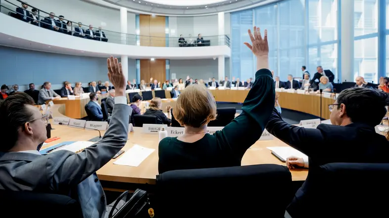 Abstimmung während der Konstituierung des Haushaltsausschusses des Deutschen Bundestages.