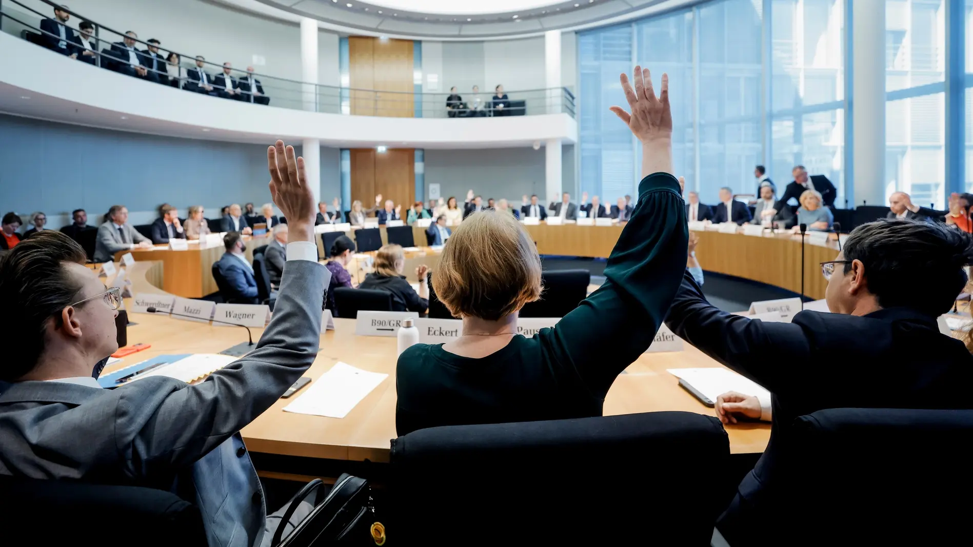 Abstimmung während der Konstituierung des Haushaltsausschusses des Deutschen Bundestages.