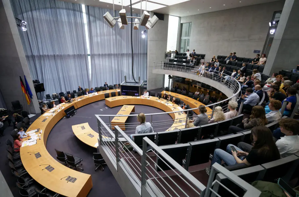 Petitionsausschuss tagt Blick in den Saal des Petitionsausschusses
