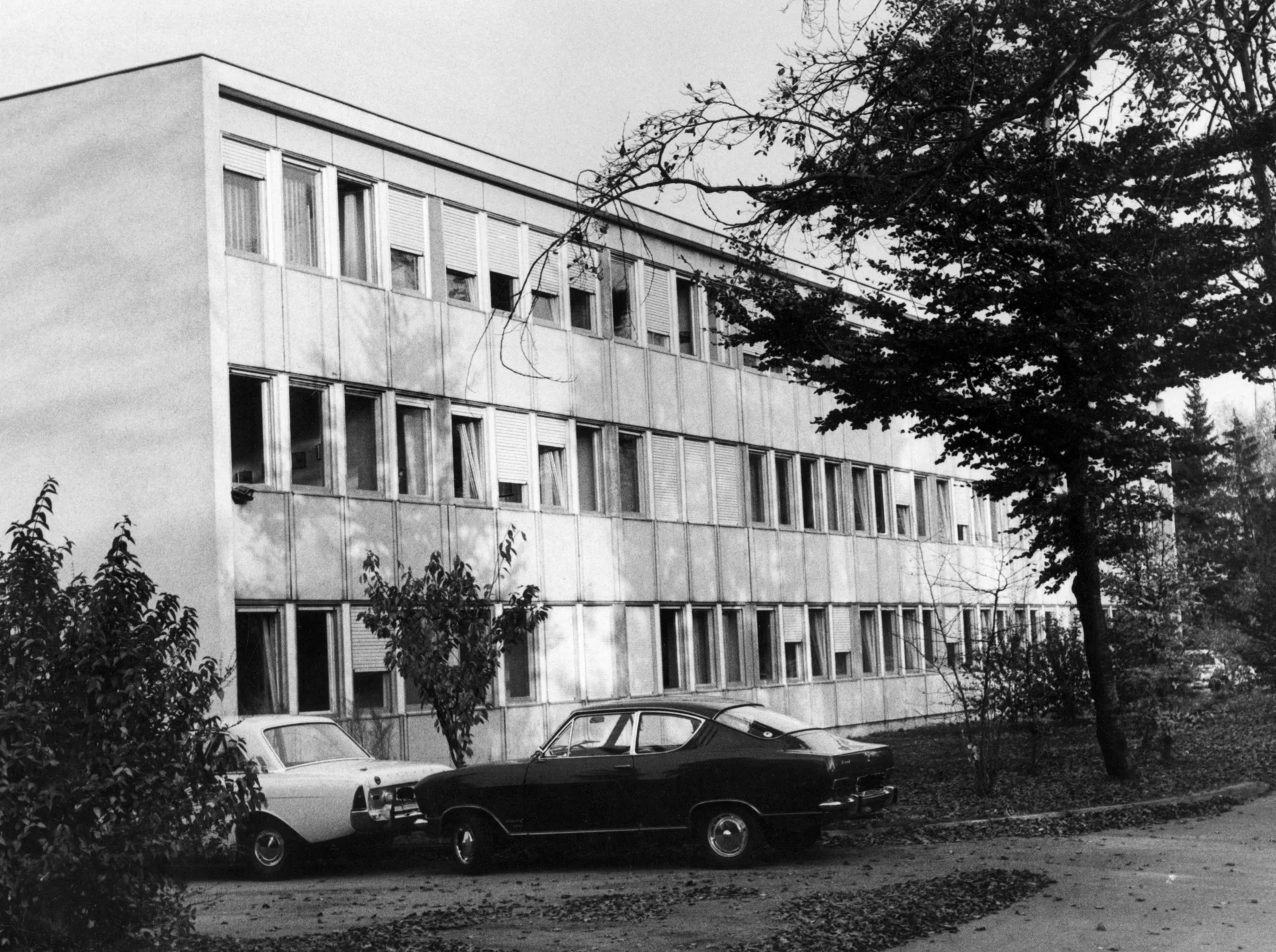 Blick auf die Zentrale des BND bei München in schwarz-weiß