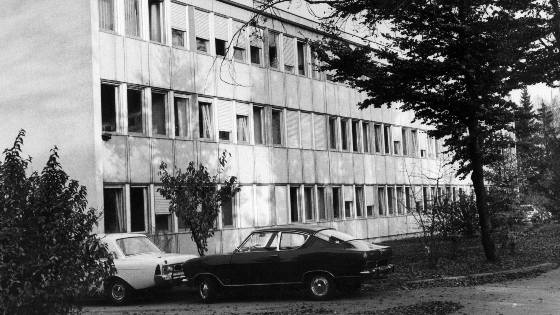 Blick auf die Zentrale des BND in München in schwarz-weiß