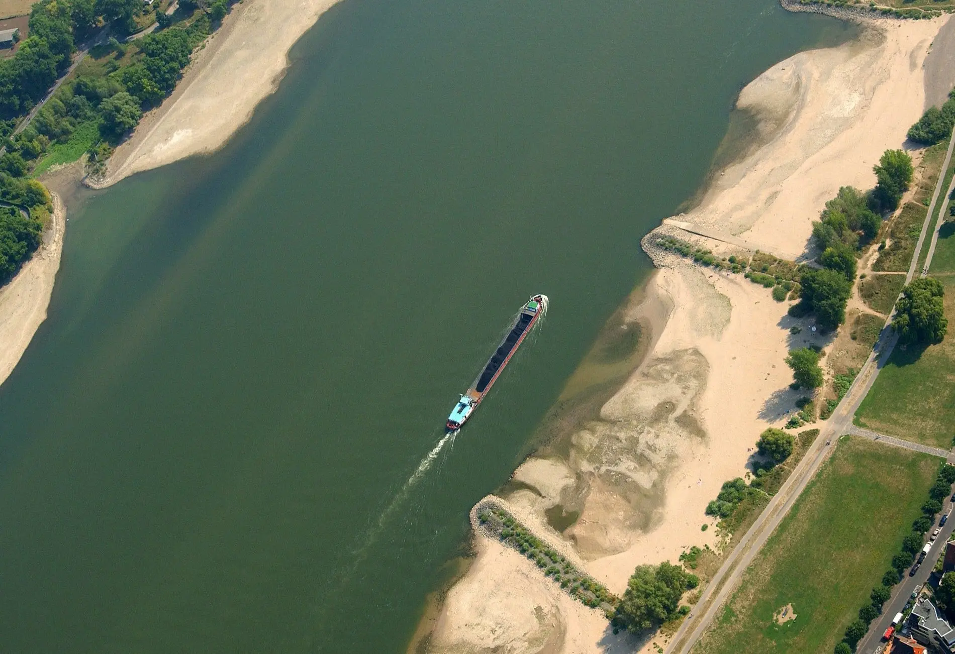 Luftaufnahme vom Rhein bei Köln mit einem Frachter.