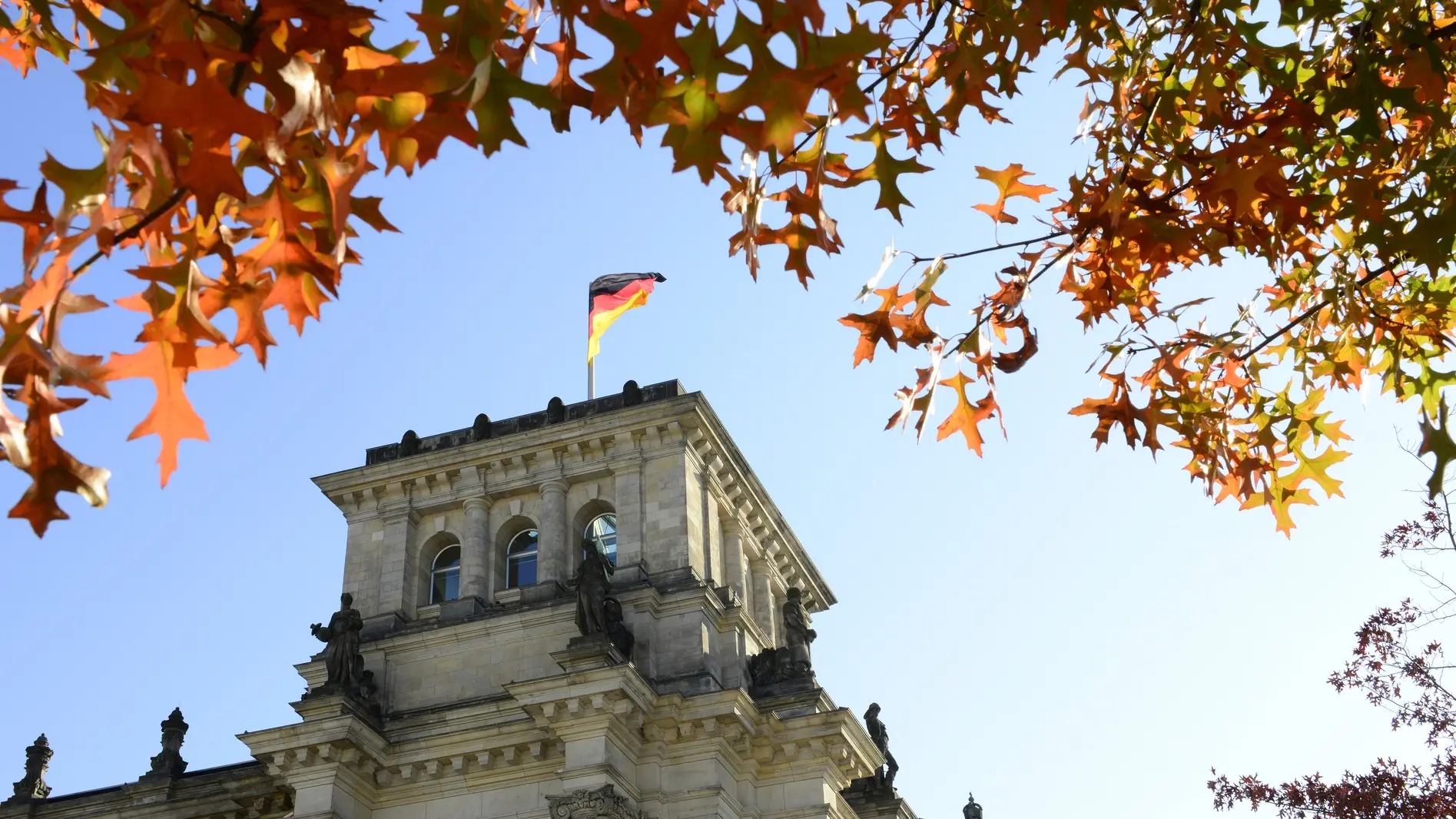 Blick auf den Eckturm des Reichstagsgebäudes mit der Deutschlandfahne