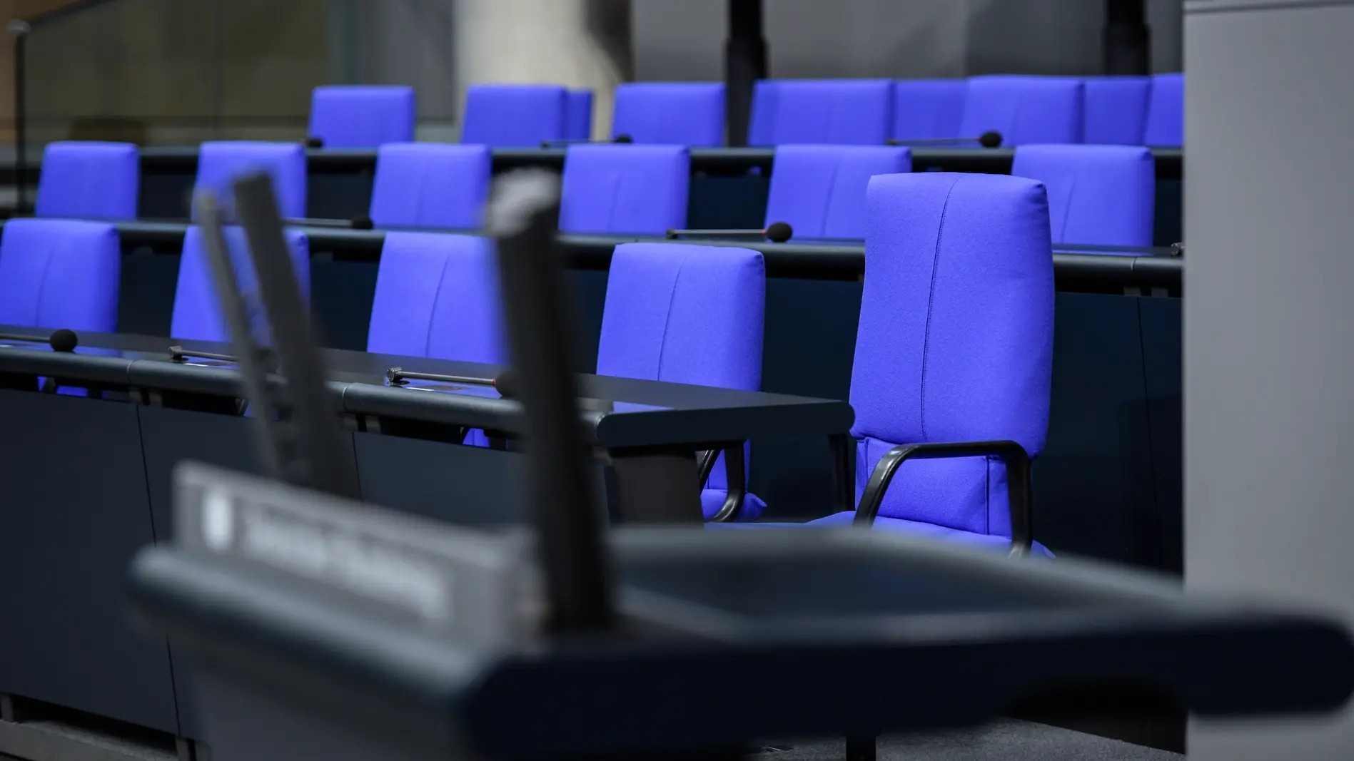 Wie ist der Weg zu Neuwahlen? Blick auf die leere Regierungsbank im Bundestag