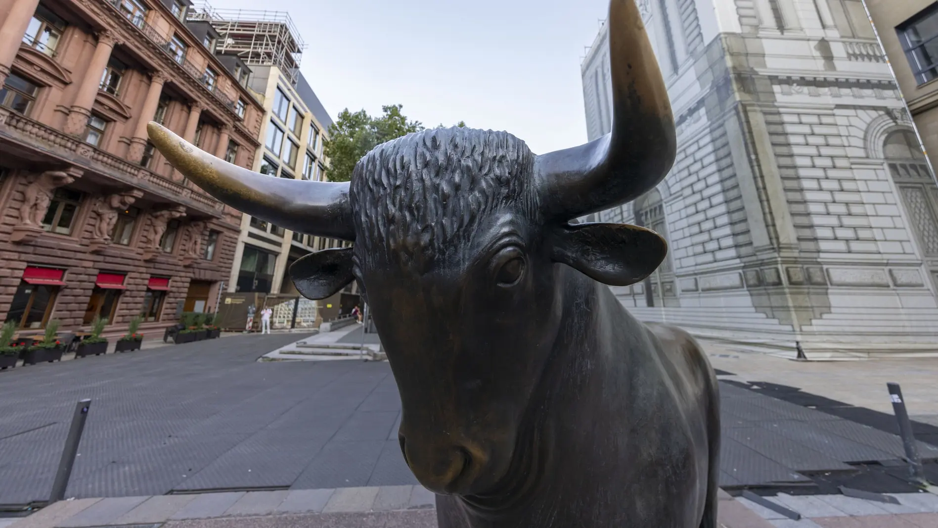 Frankfurter Börse Statue eines Bullen vor der Frankfurter Börse