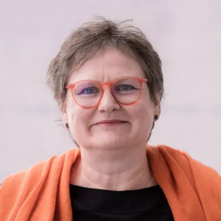 Leni Breymaier im Porträt mit roter Brille