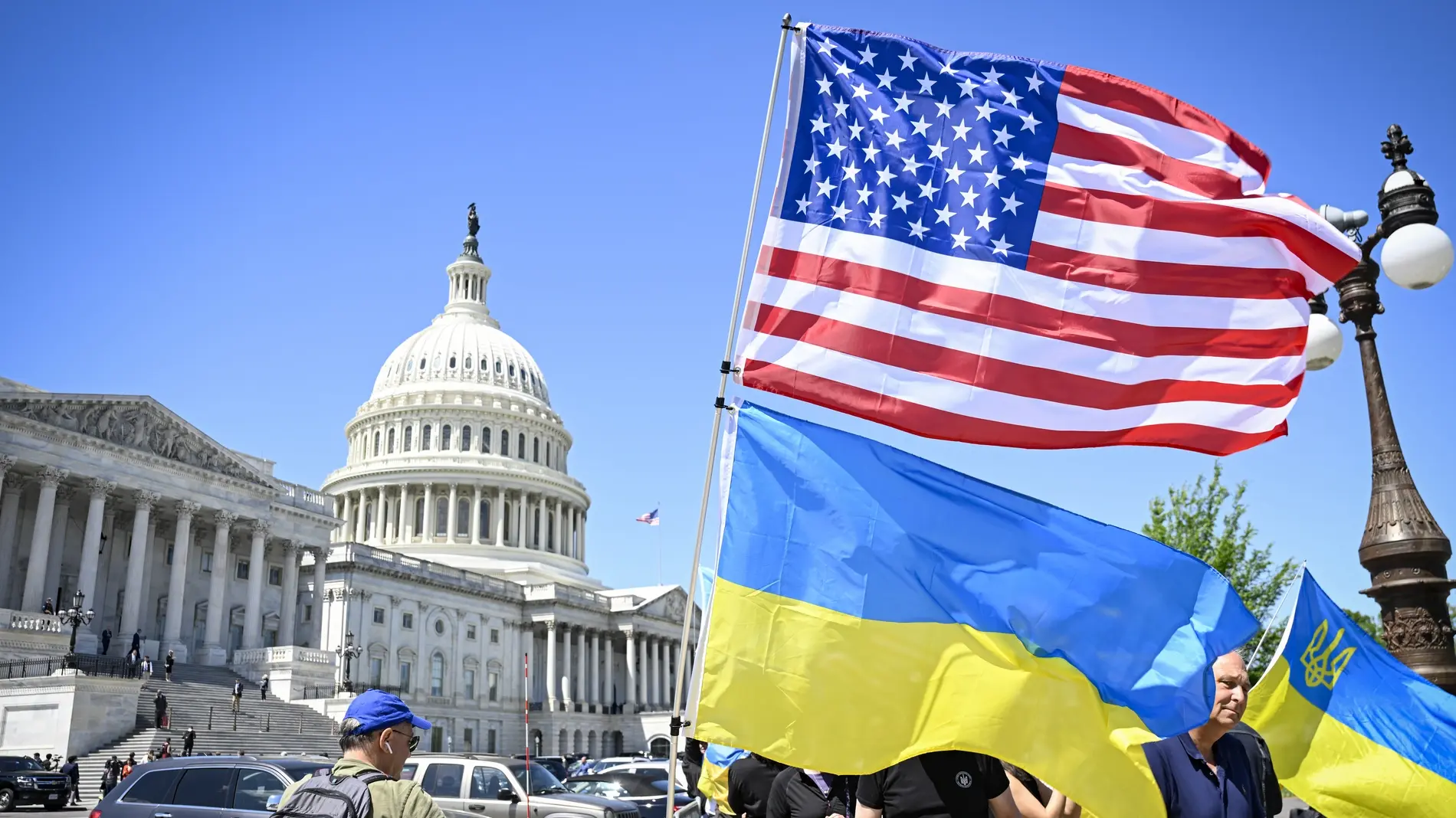 Flagge der USA und der Ukraine vor dem Repräsentantenhaus