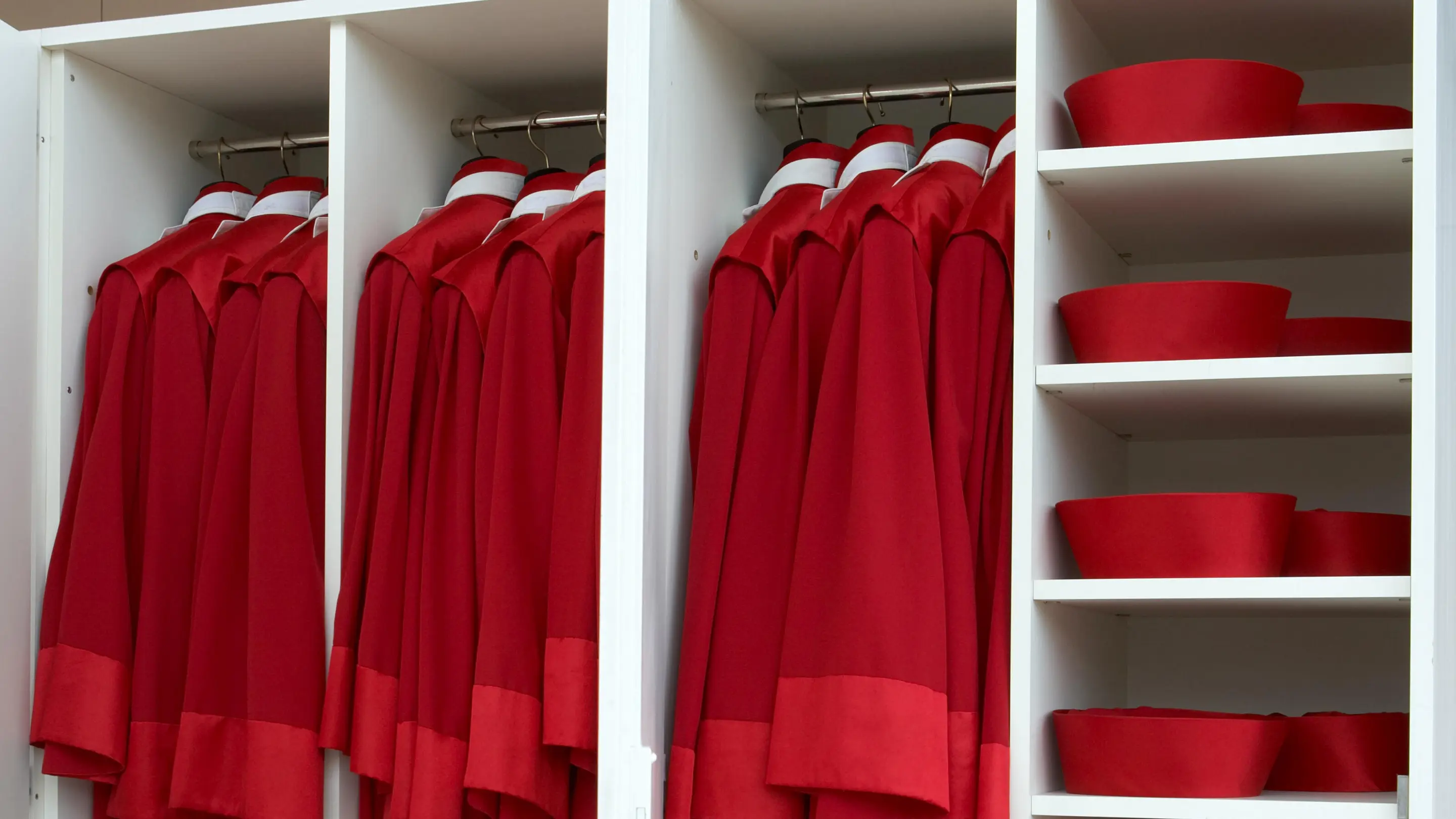 Roben der Verfassungsrichter Roben der Verfassungsrichter in einem offenen Kleiderschrank