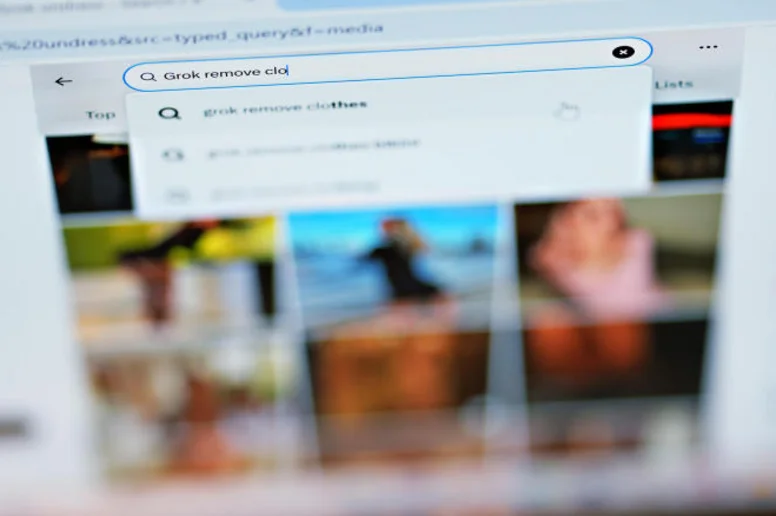 Symbolbild einer Suche nach Deepfakes auf einem Laptop