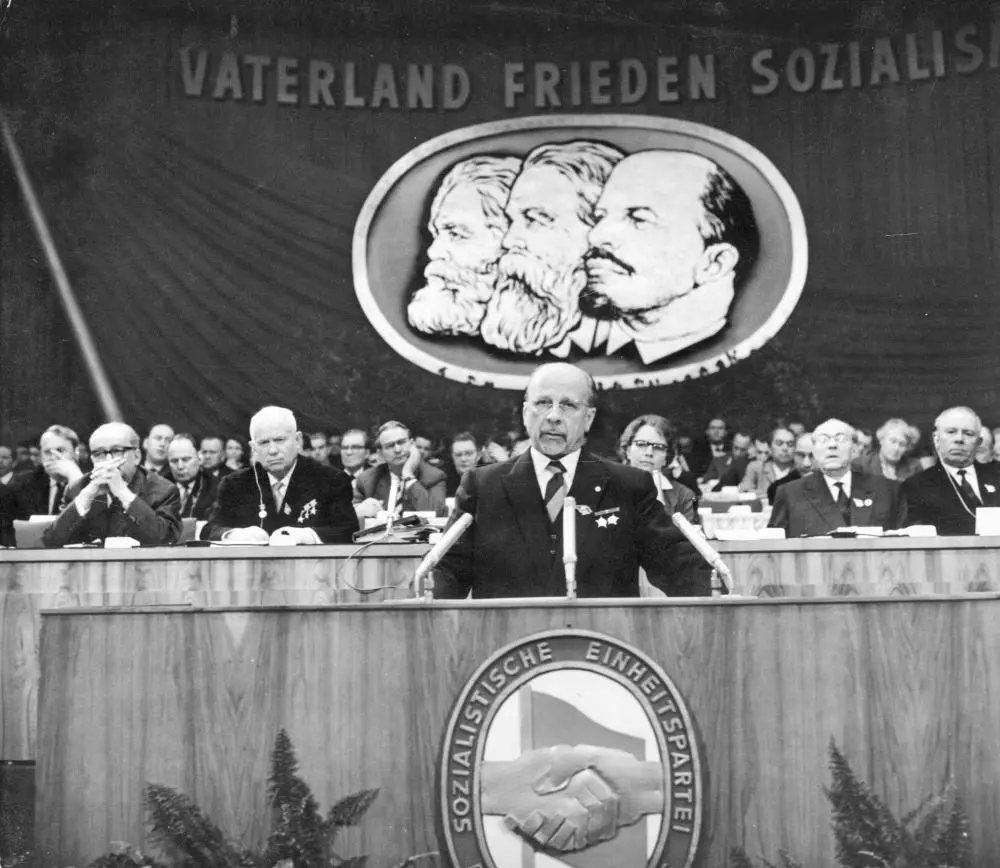 Walter Ulbricht am Rednerpult Schwarz-Weiß-Foto von Walter Ulbricht am Rednerpult