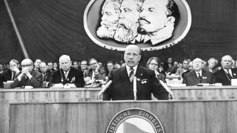 Schwarz-Weiß-Foto von Walter Ulbricht am Rednerpult