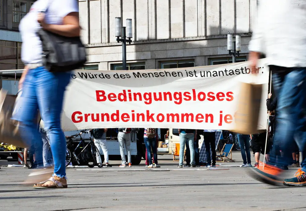 Demonstranten fordern das bedingungslose Grundeinkommen.