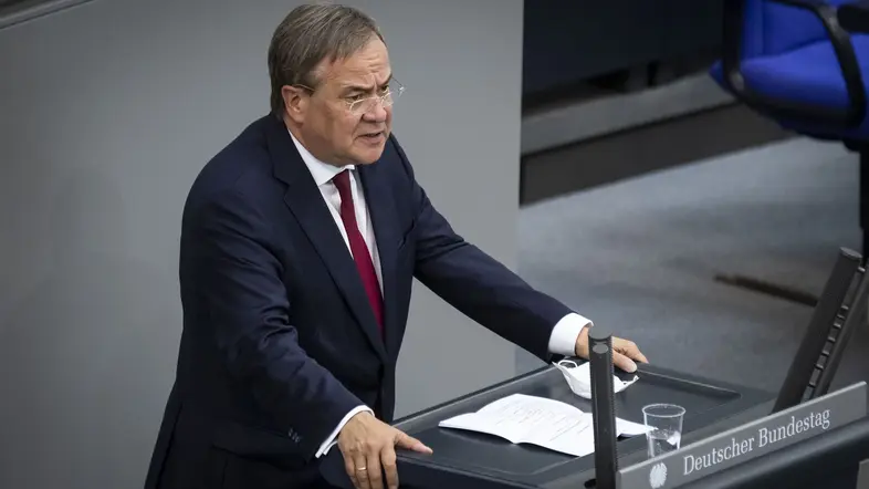 Armin Laschet im Plenum am Rednerpult mit ernster Miene. 