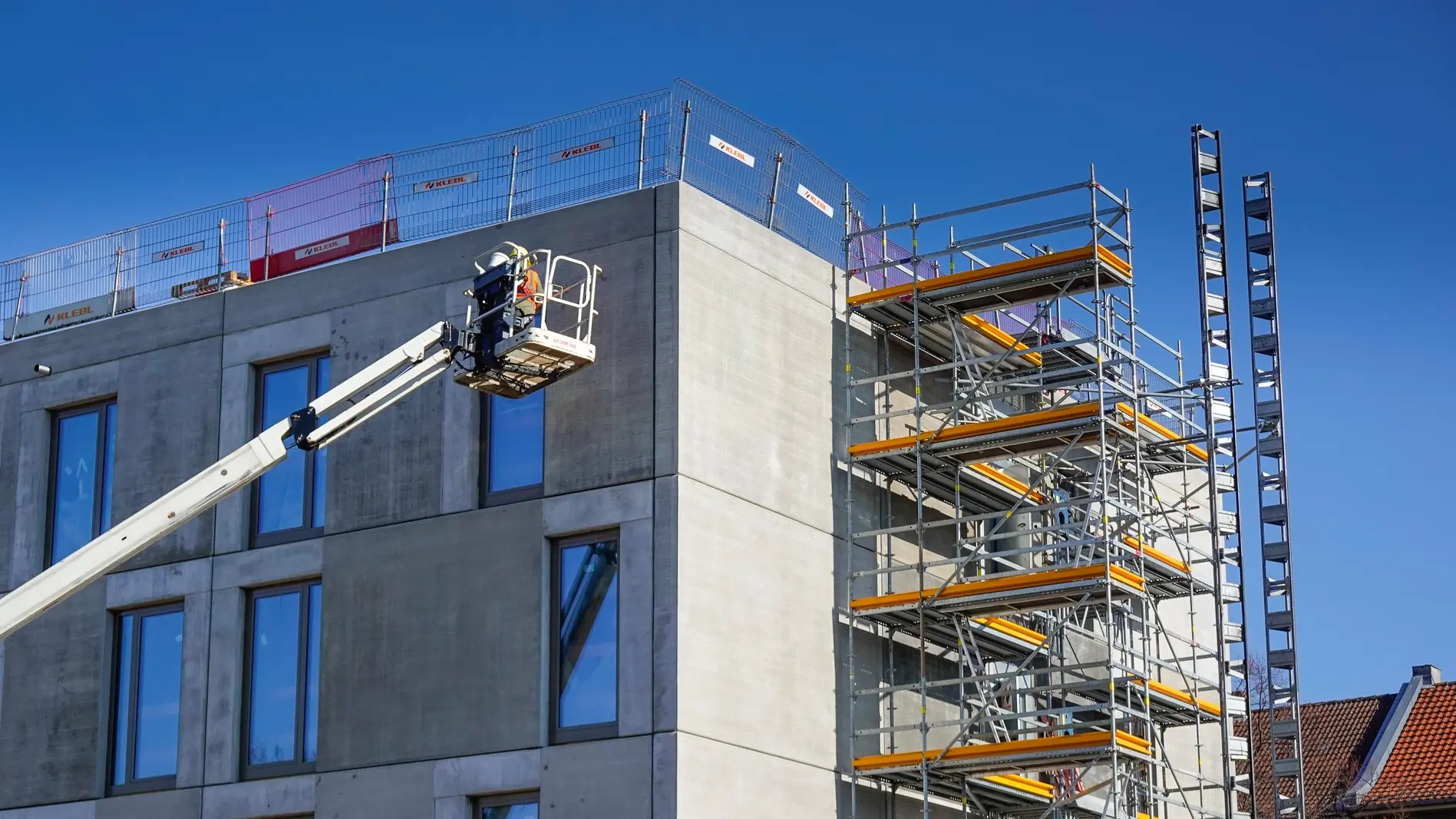 Bau von Flüchtlingsunterkünften Baugerüst an einer modularen Unterkunft für Flüchtlinge.